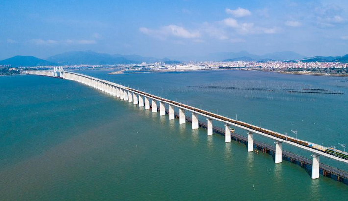人民滿意的公務(wù)員、跨海高鐵、電力裝備綠色低碳發(fā)展、網(wǎng)絡(luò)文明等中英翻譯
