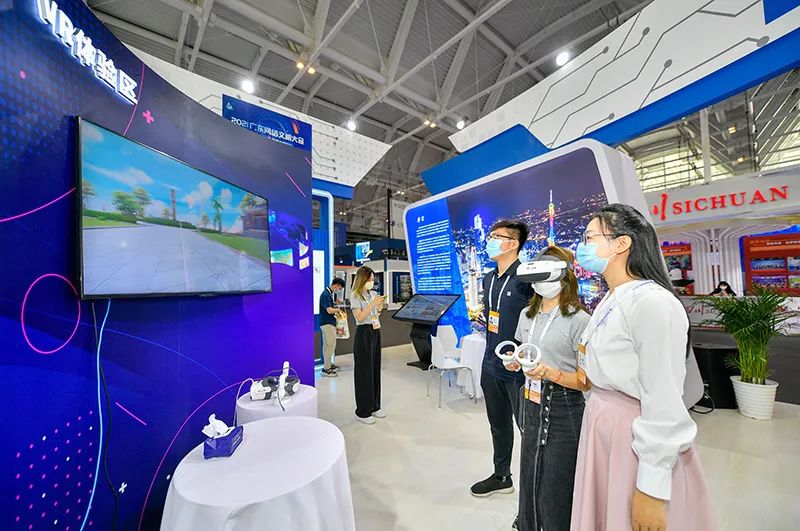人民滿意的公務(wù)員、跨海高鐵、電力裝備綠色低碳發(fā)展、網(wǎng)絡(luò)文明等中英翻譯