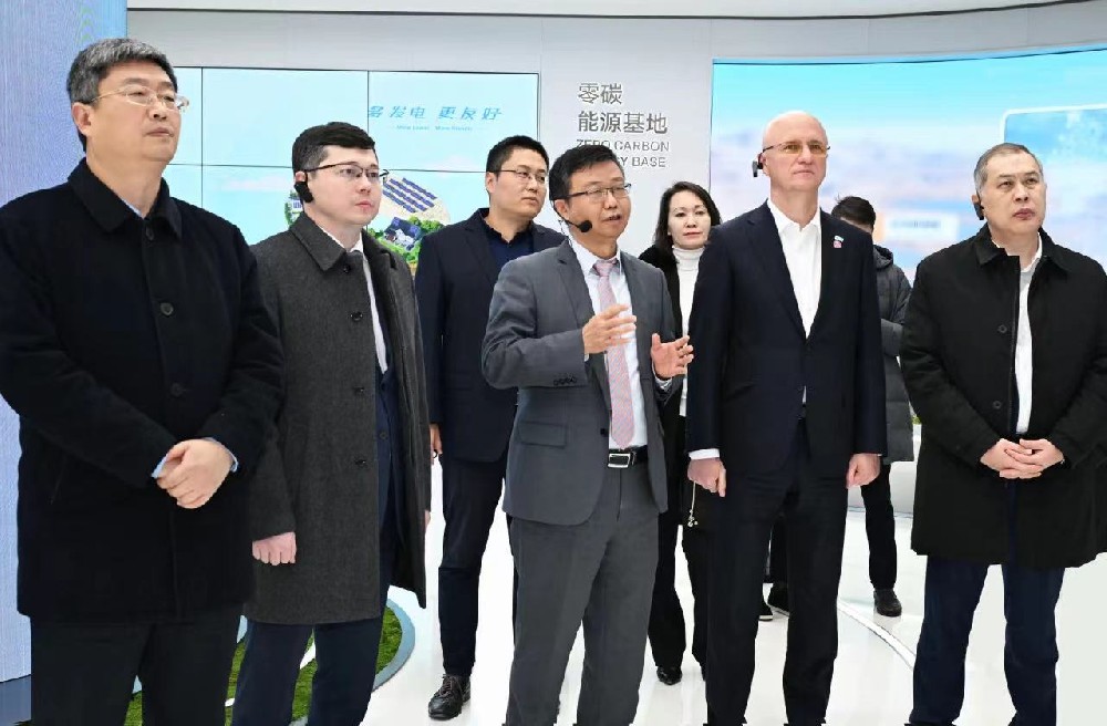 安徽譯博翻譯負(fù)責(zé)人陪同哈薩克斯坦第一副總理羅曼·斯克利亞爾訪問(wèn)陽(yáng)光新能源